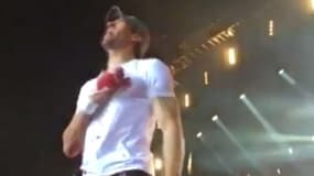 Enrique Iglesias, avait poursuivi son concert, la main bandée et ensanglantée, après s'être blessé avec un drone.