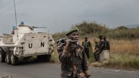 Des soldats uruguayens membres de la Mission de stabilisation de l'ONU en République démocratique du Congo (MONUSCO) et un soldat des Forces armées de la République démocratique du Congo (FARDC) au nord-ouest de Goma, le 23 janvier 2025.