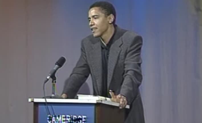 Barack Obama, alors professeur de droit, lors d'une conférence à la bibliothèque de Cambridge, en septembre 1995. Barack Obama, alors professeur de droit, lors d'une conférence à la bibliothèque de Cambridge, en septembre 1995.