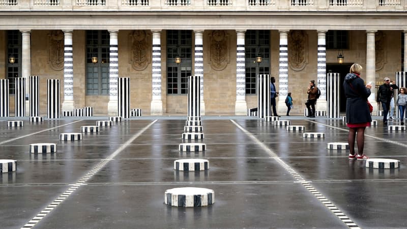 Les colonnes de Buren au Palais-Royal à Paris.