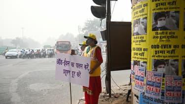 Des volontaires alertent les automobilistes sur les consignes données par le gouvernement à cause de la pollution à New Delhi, lundi 4 novembre 2019.