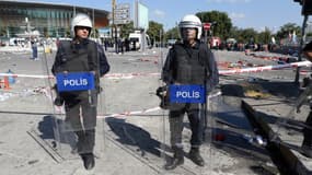 Deux policiers turcs gardent la zone du double attentat du 10 octobre qui a fait au moins 95 morts.