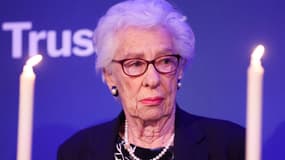 Eva Schloss, la demi-sœur d'Anne Frank et présidente d'honneur de la Fondation Anne Frank Royaume-Uni, participe à une cérémonie d'allumage de bougies lors d'une réception organisée à Londres le 20 janvier 2022