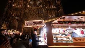 Un stand sert du vin chaud le jour de l'ouverture du marché de Noël traditionnel de Strasbourg, dans le Bas-Rhin, le 25 novembre 2022.