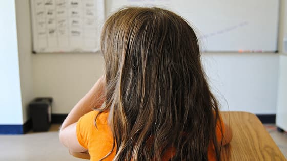 Une fillette dans une école