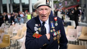 Le vétéran britannique de la Seconde Guerre mondiale, Alec Penstone, pose après un défilé d'anciens combattants britanniques à Arromanches-les-Bains le 6 juin 2024.