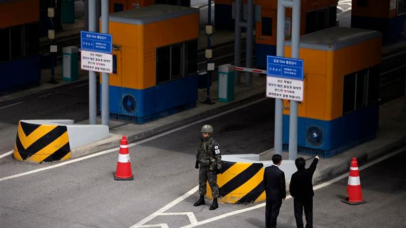 Soldat sud-coréen près de la zone démilitarisée entre les deux Corées. Séoul a dit mercredi avoir demandé à la Chine d'intervenir pour inciter les dirigeants nord-coréens à changer d'attitude après une série de déclarations véhémentes qui ont incité la Co