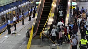 La police taïwanaise a blouclé le métro de la capitale Taïpei après une agression au couteau qui a couté la vie à quatre personnes