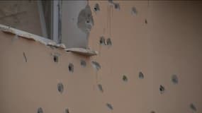 Des impacts de balle sur une maison du kibboutz d'Ofaqim, dans laquelle des Israéliens ont été pris en otage par des terroristes du Hamas.
