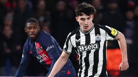 Ousmane Dembélé et Tino Livramento lors de PSG-Newcastle, le 28 novembre 2023 en Ligue des champions