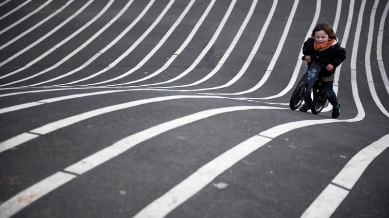 Un jeune garçon à vélo.