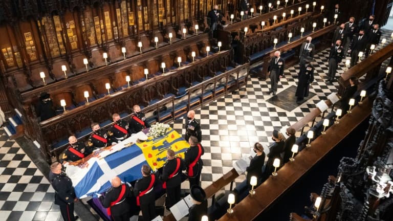 Le cercueil du prince Philip d'Edimbourg dans la chapelle du château de Windsor lors de ses funérailles le 17 avril 2021