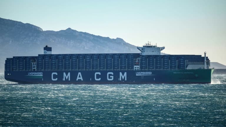 Le porte-conteneurs "Palais Royal" de la CMA CGM, le plus grand au monde à être propulsé au gaz liquéfié, le 14 décembre 2023 à Marseille 