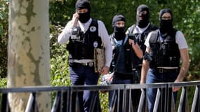 Des agents de police se tiennent non loin de la scène de l'attaque au couteau à Trappes, le 23 août 2018 dans les Yvelines. 