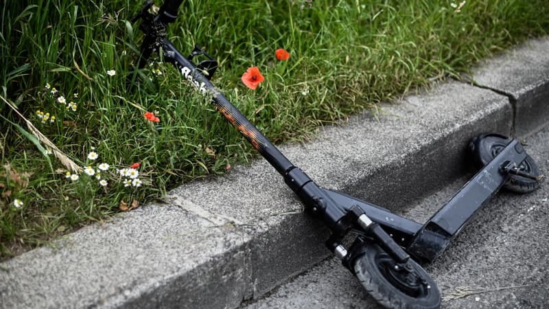 Trottinette électrique délaissée sur le trottoir (illustration)