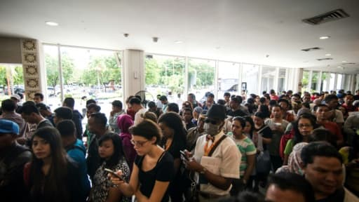 Des passagers patientent à l'aéroport international sur l'île de Bali, le 28 novembre 2017