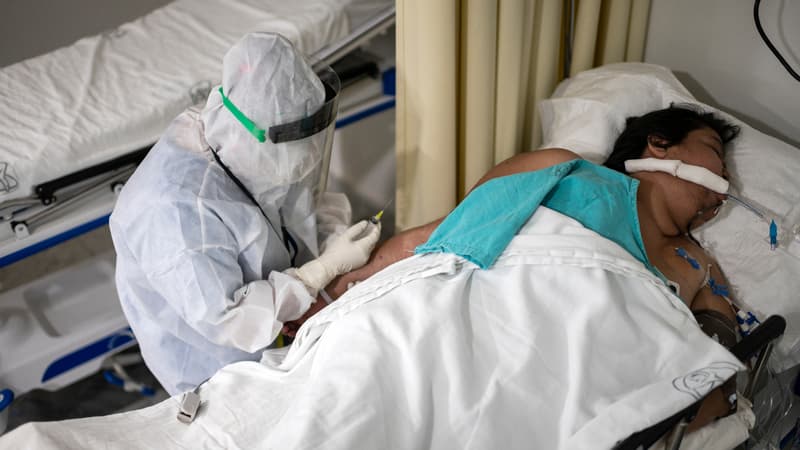 Un soignant s'occupe d'un malade atteint du Covid-19, le 21 juillet 2020 à Mexico.