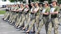 Défilé en escarpins pour femmes soldats: polémique en Ukraine
