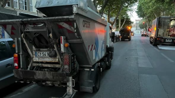 Un camion de poubelle sur le boulevard Eugène-Pierre de Marseille (Bouches-du-Rhône) lors du nettoyage des trottoirs dans le quartier du Camas en mai 2023.