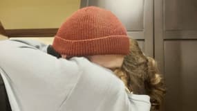 Nikita dit adieu à sa femme avant de tenter d'entrer sur le territoire finlandais 