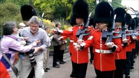 Un touriste se fait bousculer par la garde de la reine Elisabeth II