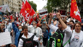 Des manifestants dans le cortège pour l'hôpital public à Paris, ce mardi 14 juillet 2020.