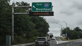 Une autoroute signale l'ouragan Henri le 21 août 2021 à Melville (New-York).