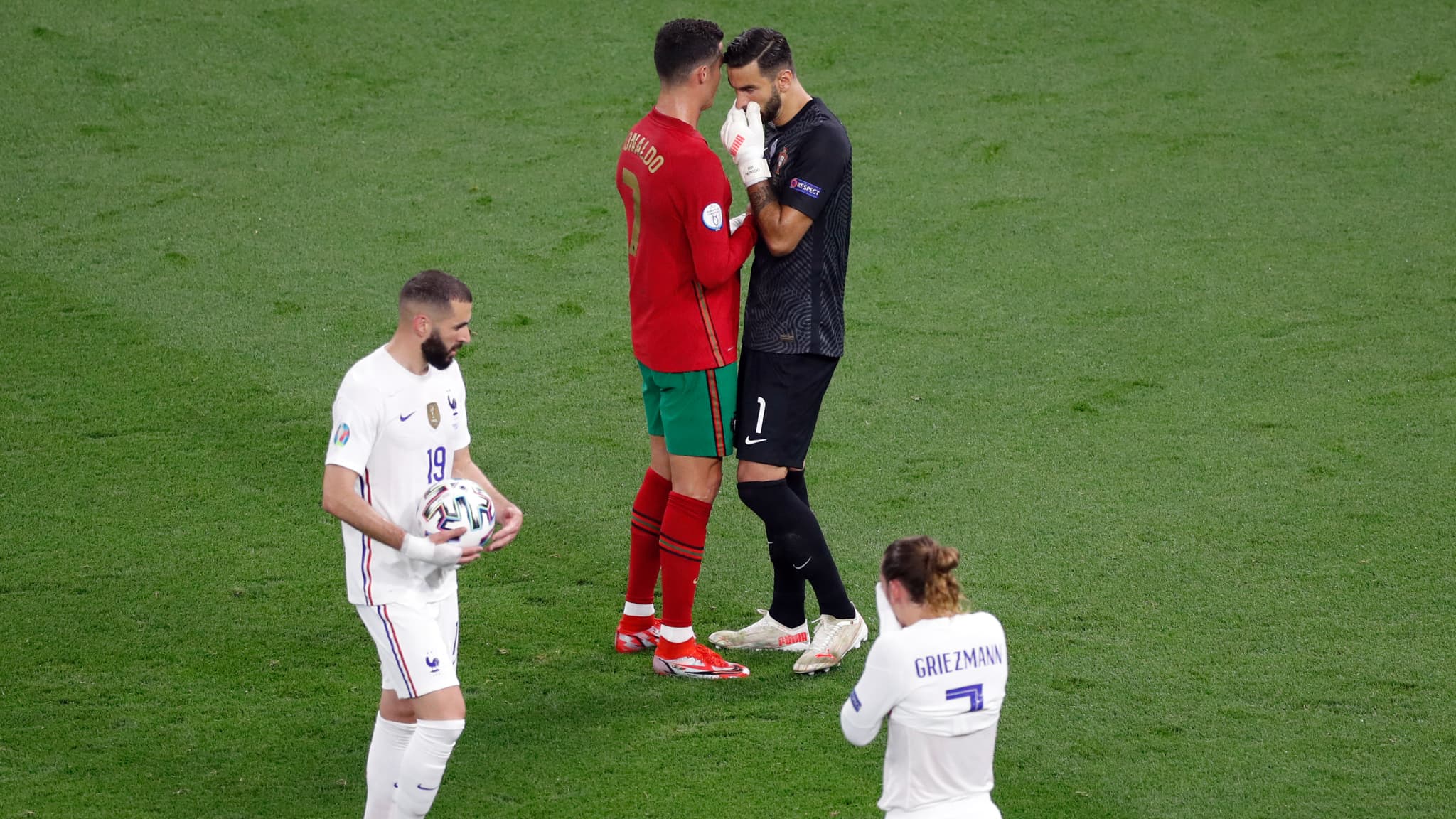 Karim Benzema a choisi de tirer le penalty, habituellement attribué à Antoine Griezmann Karim Benzema a choisi de tirer le penalty, habituellement attribué à Antoine Griezmann