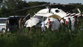 Un hélicoptère servant à l'évacuation des enfants de la grotte Tham Luang.