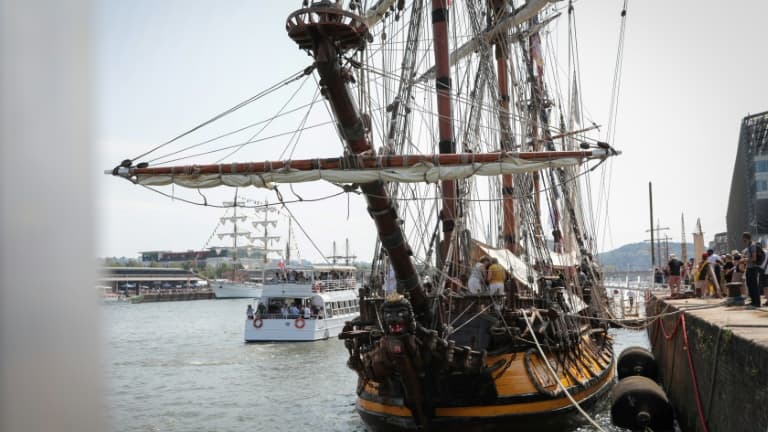 Le navire Shtandart, amarré à Rouen, dans le nord-ouest de la France, le 16 juin 2023, dans le cadre de l'Armada