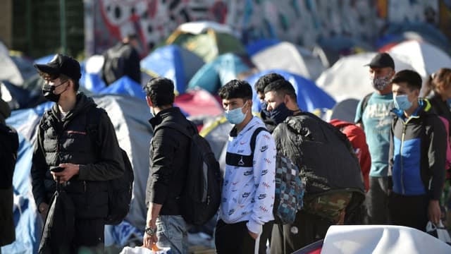 Evacuation par la police d'un campement de réfugiés, principalement afghans, le 11 mai 2022 à Pantin, près de Paris