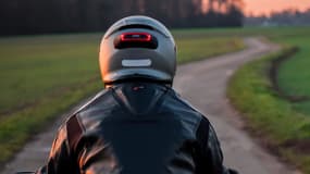 Le feu arrière Cosmo Moto se fixe au casque pour améliorer la visibilité des motards sur route. 