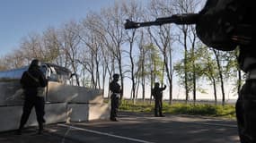 Policiers ukrainiens à l'entrée de Slaviansk, dans l'Est de l'Ukraine, vendredi 25 avril.
