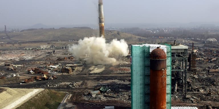 Destruction de la dernière cheminée de la fonderie Metaleurop de Noyelles-Godault le 17 mars 2006