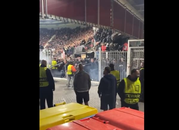 Les fans d'Alkmaar ont fait tomber les barrières et s'apprêtent à en découdre avec les fans de West Ham Les fans d'Alkmaar ont fait tomber les barrières et s'apprêtent à en découdre avec les fans de West Ham