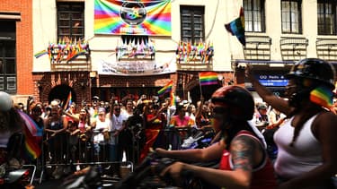 Une manifestation passant devant le Stonewall Inn, en 2017