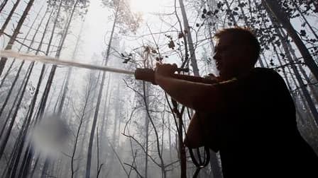 Un pompier tente d'éteindre le feu dans les environs de Voronej, au sud de Moscou. La Russie, qui connaît sa pire canicule en 130 ans d'existence de statistiques dans ce domaine, a décrété l'état d'urgence dans sept régions en raison des incendies. /Photo