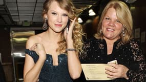 Taylor Swift et sa mère Andrea dans les coulisses des Grammy Awards.