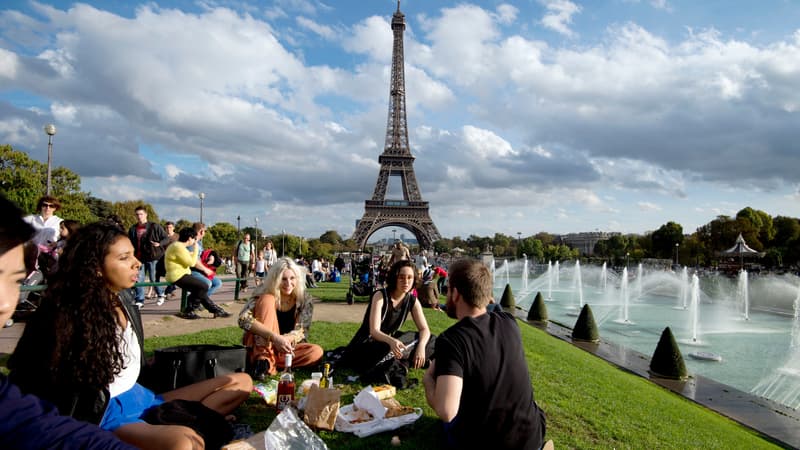 Dans les Jardins du Trocadéro, au pied de la Tour Eiffel, le 19 octobre 2014.