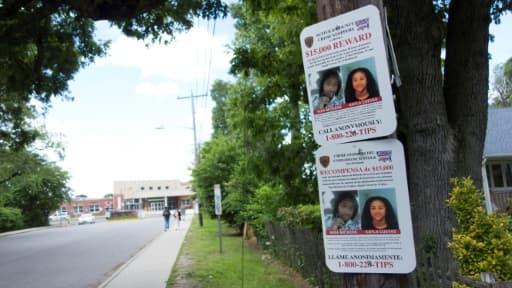 Des affichettes collées par la police sur un arbre de la cour de l'école de Brentwood témoignent de l'omniprésence de l'organisation criminelle MS-13 dans cette banlieue de Long Island: on y voit les photos de deux jeunes filles assassin...