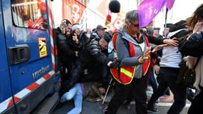 Des manifestants attendent l'arrivée du président Emmanuel Macron, à Ganges (Hérault), le 20 avril 2023