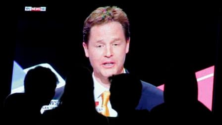 Le chef du parti libéral-démocrate, Nick Clegg (photo), a bien résisté aux attaques de ses rivaux travailliste Gordon Brown et conservateur David Cameron jeudi lors du deuxième débat télévisé électoral en Grande-Bretagne, qui n'a pas désigné de vainqueur