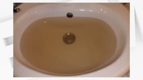 De l'eau du robinet marron qui a coulé des robinets de la ville de Nantes, janvier 2025 
