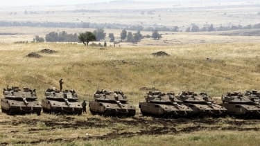 Des chars et des soldats israéliens près de la frontière syrienne dans les hauteurs du Golan le 10 mai 2018