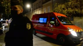 Un véhicule de pompiers transporte la joggeuse de 17 ans, retrouvée vivante, le 9 novembre 2021 à Sablé-sur-Sarthe