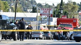 Des policiers en position près d'un supermarché "Trader Joe's" où s'est produite une fusillade avec prise d'otages, le 21 juillet 2018 à Los Angeles