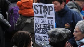 Manifestation à Barjac dans le Gard contre le reconduite d'un permis de recherches sur le gaz de schiste au bénéfice de Total.