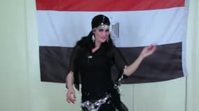 Sama Al-Masri a choisi de chanter et danser pour provoquer directement le président égyptien Mohamed Morsi.