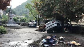 Des carcasses de voitures à Valleraugue dans le Gard ce dimanche.