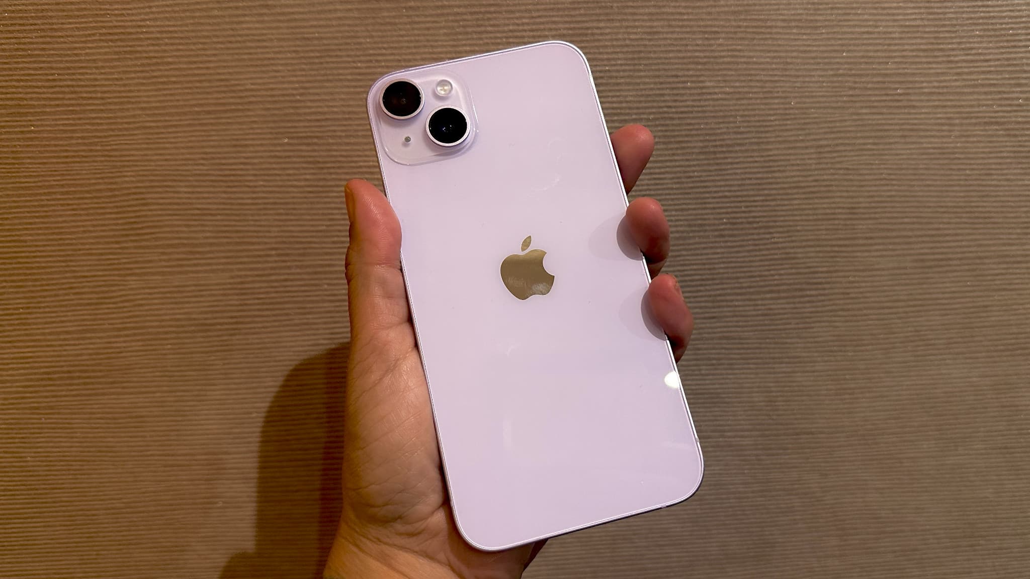 L'iPhone 14 dispose d'un dos en verre.